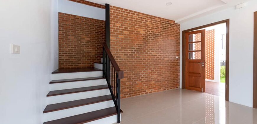 บ้านแฝดสร้างใหม่ สไตล์โมเดิร์น ใกล้ถนนเลียบทางรถไฟ ต.หนองผึ้ง อ.สารภี ไปสนามบินเพียง 10 นาที ไม่ติดไฟแดง